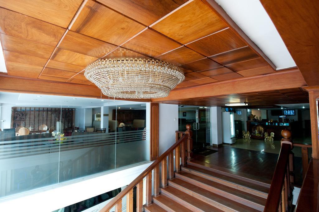 Circuit Hotel & Cafe - Nana Hotel Phnom-Penh Buitenkant foto